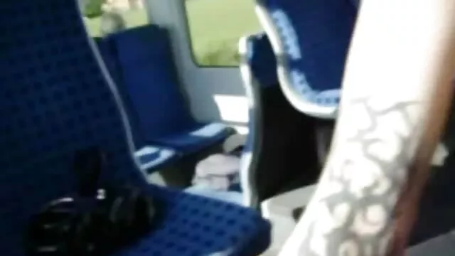Megmutatja a lábát, majd érett szex videok lassan leveszi a zokniját a padlón.