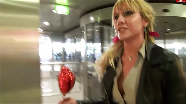 Susi ráesik a sex érett nővel nagy melleivel.