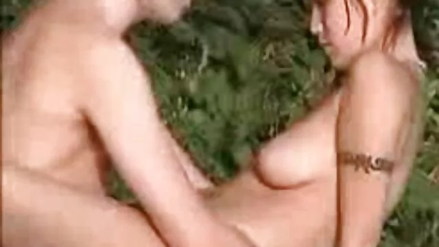 Szexi Latin sors megrázza a hatalmas hagyma sex érett nővel seggét a medencénél