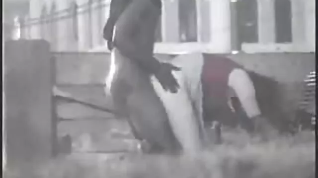 Shabolda érett nők sex bemutatta a tömeg a férfiak, majd lenyelt egy liter sperma egy pohár