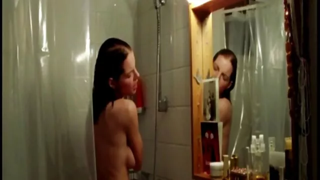 Sovány nő piros harisnya meztelen erett szex pózol a férje előtt.