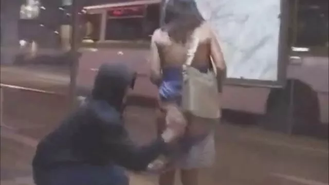 Beleegyezik abba, hogy Hármasban szexel két idegenekkel. erett sex videok