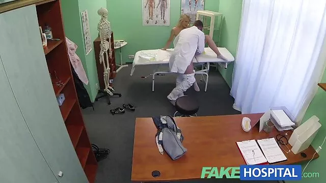hetero pár meghívja sötét transzi magát a kanapén feküdj eret szex lap le Fesztivál-shemale