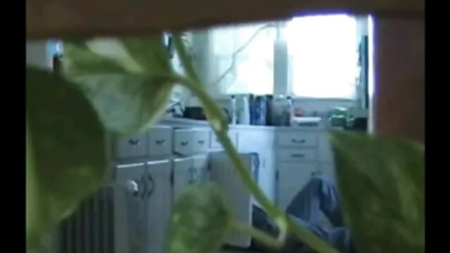 Nővér maszturbál érett szexi nők a testvér kemény kakas injekció előtt.
