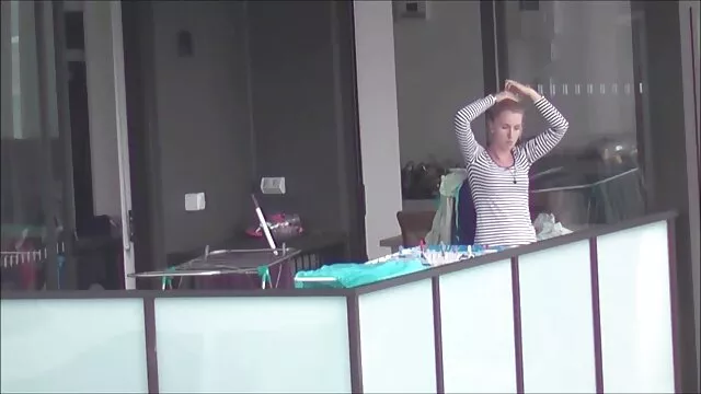 A fiú erett nok sex megdugta az apa szilikon szeretőjét, aki a kádban nyal.